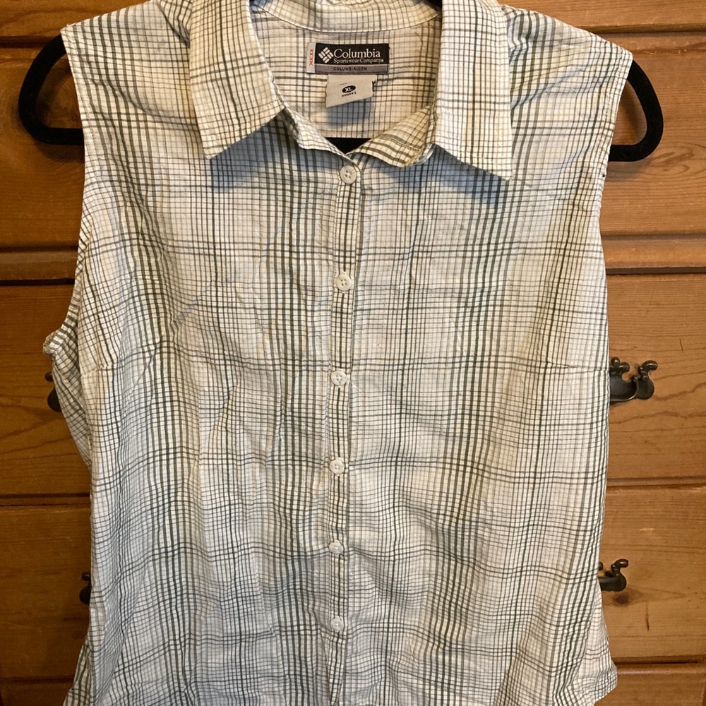 Columbia Size XL sleeveless shirts, lot of 2. Blue & White/Sage green & white.